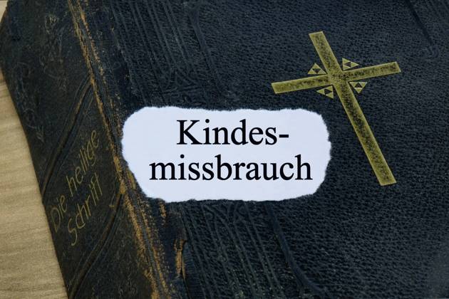 Bibel mit Kindesmissbrauch Bibel mit Kindesmissbrauch, 28.04.2023, Borkwalde, Brandenburg, Auf einer Bibel liegt der Schriftzug Kindesmissbrauch.