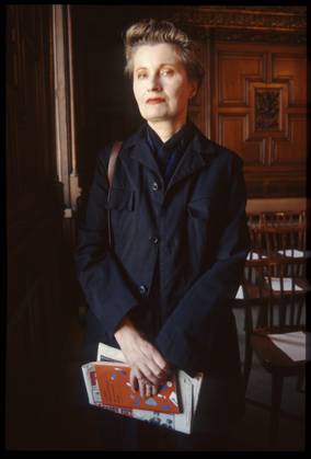 Ehrenkreuz für Wissenschaft und Kunst I. Klasse an Alfred KOLLERITSCH 2. April 1997, Amtsgebäude Freyung 1, 1014 Wien Elfriede Jelinek (* 20. Oktober 1946 in Mürzzuschlag) ist eine österreichische Schriftstellerin, die in Wien und München lebt. Im Jahr 2004 erhielt sie den Literaturnobelpreis für den musikalischen Fluss von Stimmen und Gegenstimmen in Romanen und Dramen, die mit einzigartiger sprachlicher Leidenschaft die Absurdität und zwingende Macht der sozialen Klischees enthüllen Wien Austria