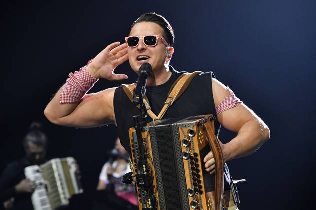 Bilder des Jahres 2023, Entertainment 04 April Entertainment Themen der Woche KW17 Andreas Gabalier live bei einem Konzert seiner Dirndl-Wahnsinn-Hulapalu! -Tour in der Mercedes-Benz Arena. Berlin, 28.04.2023