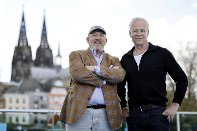 Bilder des Jahres 2023, Entertainment 04 April Entertainment Themen der Woche KW17 Die Tatort-Schauspieler Dietmar Bär und Klaus J. Behrendt bei einem Fototermin anlässlich 25 Jahre Tatort-Straßen der Welt e.V. auf einem Rheinschiff am Altstadt-Anleger vor dem Kölner Dom. Köln, 28.04.2023 NRW Deutschland Copyright: xChristophxHardtx