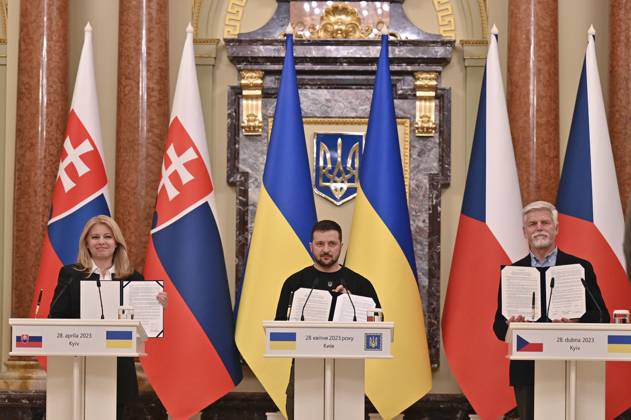 Bilder des Jahres 2023, News 04 April News Themen der Woche KW17 President of the Czech Republic Petr Pavel (R), President of Slovakia Zuzana Caputova (L) and President of Ukraine Volodymyr Zelensky (C) take part at a joint press-conference following their meeting in Kyiv President of the Czech Republic Petr Pavel (R), President of Slovakia Zuzana Caputova (L) and President of Ukraine Volodymyr Zelensky (C) take part at a joint press-conference following their meeting in Kyiv, Ukraine 28 April 2023, amid Russian invasion of Ukraine. Photo by PRESIDENT OF UKRAINE apaimages Kyiv Kyiv Ukraine 280423_Ukraine_UPO_00 (22) Copyright: xapaimagesxPRESIDENTxOFxUKRAINEx xapaimagesx