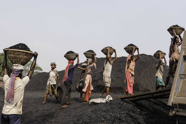 Bilder des Jahres 2023, News 04 April News Themen der Woche KW17 News Bilder des Tages April 29, 2023, Dhaka, Bangladesh: Labourers transport baskets full of coal on the top of their heads as they unload coal from a cargo ship in Gabtoli, on the outskirts of Dhaka, Bangladesh on April 29, 2023. About 3.0 per cent of the countrys power currently comes from coal. Workers earn USD $4 to $6 per day. Dhaka Bangladesh - ZUMAh355 20230429_zip_h355_005 Copyright: xMd.xRakibulxHasanx