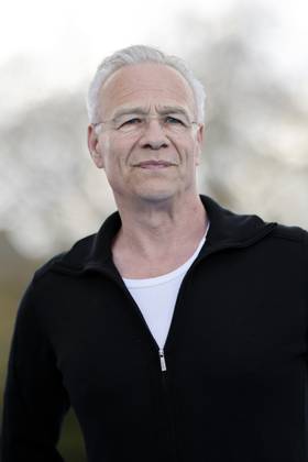 Tatort-Schauspieler Klaus J. Behrendt bei einem Fototermin anlässlich 25 Jahre Tatort-Straßen der Welt e.V. auf einem Rheinschiff am Altstadt-Anleger. Köln, 28.04.2023 NRW Deutschland Copyright: xChristophxHardtx