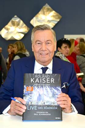 Bilder des Jahres 2023, Entertainment 04 April Entertainment Themen der Woche KW17 Roland Kaiser bei der Signierstunde zu seinem Buch Live - Das Roadbook am Messestand der Penguin Random House Verlagsgruppe auf der Leipziger Buchmesse 2023. Leipzig, 29.04.2023