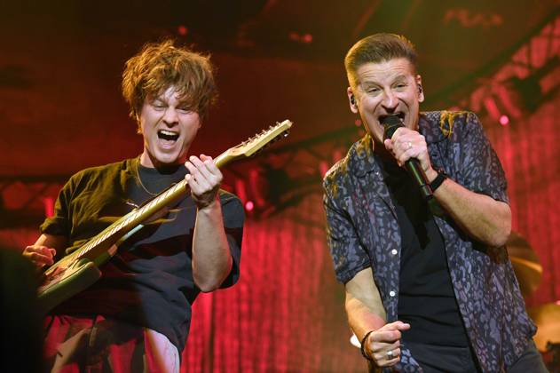 Bilder des Jahres 2023, Entertainment 04 April Entertainment Themen der Woche KW17 Severin von Sydow und Hartmut Engler von Pur live bei einem Konzert der Persönlich Tour 2023 in der Mercedes-Benz Arena. Berlin, 29.04.2023
