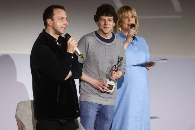 Jesse Eisenberg In Krakow, Poland Actor and director Jesse Eisenberg receives Against the Current award during the 16th edition of International Festival of Independent Cinema Mastercard OFF CAMERA in Krakow, Poland on April 29, 2023. Krakow Poland  Copyright: xBeataxZawrzelx originalFilename: zawrzel-jesseeis230429_npTDx.jpg