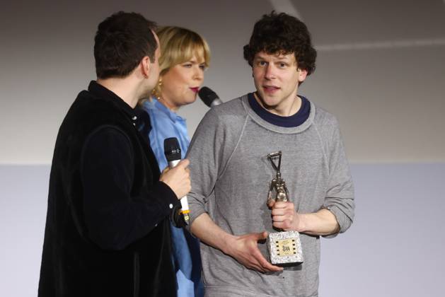 Jesse Eisenberg In Krakow, Poland Actor and director Jesse Eisenberg receives Against the Current award during the 16th edition of International Festival of Independent Cinema Mastercard OFF CAMERA in Krakow, Poland on April 29, 2023. Krakow Poland  Copyright: xBeataxZawrzelx originalFilename: zawrzel-jesseeis230429_np4sx.jpg