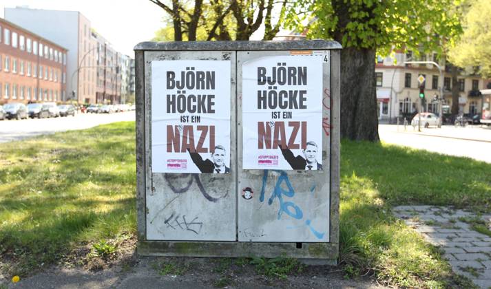 An einen Elektrokasten von Vattenfall ist ein Plakat mit dem Konterfei des Politikers Björn Höcke von der Partei Alternative für Deutschland (AFD) geklebt, auf dem der Schriftzug steht: Björn Höcke ist ein Nazi . Barmbek Hamburg