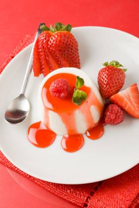 photo of italian panna cotta dessert with strawberry sirup and mint leaf Copyright: xFrancescoxDibartolox xDesignxPicsx , 30636518 Copyright: FrancescoxDibartolox xDesignxPics 30636518