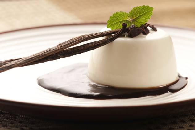 Panna Cotta with chocolate and vanilla beans Copyright: xjoannaxwnukx xDesignxPicsx , 30713219 Copyright: TimurxSyrtsovx xDesignxPics 30713219