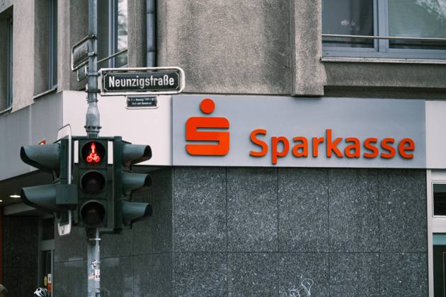 Düsseldorf 02.05.2023 Stadtsparkasse Sparkasse Sparkassenfiliale Gerresheim rote Ampel Düsseldorf Nordrhein-Westfalen Deutschland