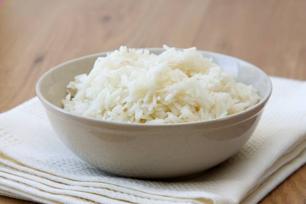 Reis - Rice Schüssel mit Reis, fotografiert im Vintage Stil mit altem Geschirrtuch. Bowl with rice photographed in vintage style with old dish towel. Copyright: xZoonar.com EvaxGruendemannx 1977677