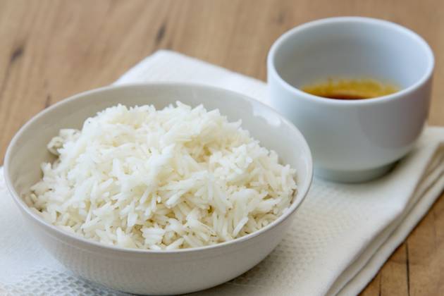 Reis - Rice Schüssel mit Reis, fotografiert im Vintage Stil mit altem Geschirrtuch. Bowl with rice photographed in vintage style with old dish towel. Copyright: xZoonar.com EvaxGruendemannx 1977689
