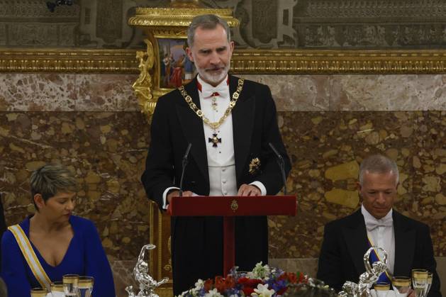 Spain s King Felipe VI (C) delivers a speech next to Colombian First Lady Veronica Alcocer (L) and Spanish Senate speaker Ander Gil (R) during a gala dinner held in their honor on occasion of their visit to the country, at the Royal Palace in Madrid. Colombia s President Gustavo Petro and First Lady Veronica Alcocer visit Spain !ACHTUNG: NUR REDAKTIONELLE NUTZUNG! Copyright: xJUANJOxMARTINx GRAF2547 20230503-c666b024b3306a2d3893955bdd2d38261c15a1c2