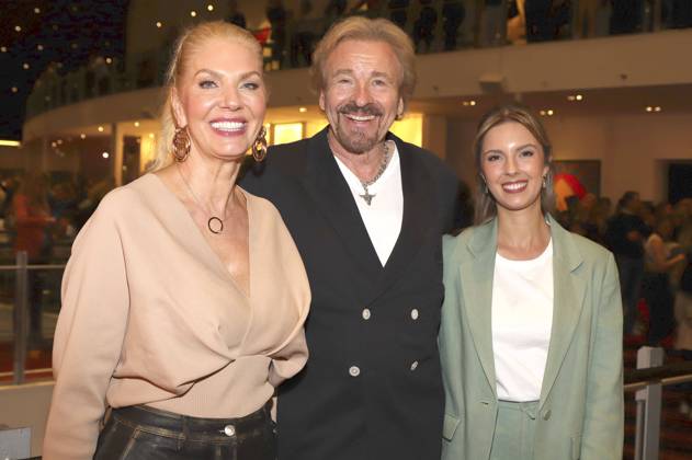 Bilder des Jahres 2023, Entertainment 05 Mai Entertainment Themen der Woche KW18 Entertainment Bilder des Tages Thomas Gottschalk mit Partnerin Karina Mross und Melinda Mross bei der 15 Millionen-Gäste-Jubiläums-Gala vom Musical Der König der Löwen im Stage Theater im Hafen. Hamburg, 03.05.2023