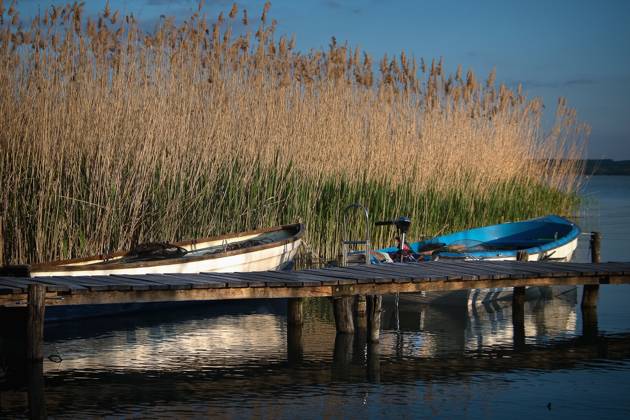 Fishing boats on Hungary s Lake Balaton at sunset on April 30, 2023. (CTKxPhoto PetrxMalina) CTKPhotoF202305040003701 CTKPhotoF202305040003701