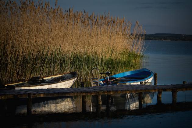 Fishing boats on Hungary s Lake Balaton at sunset on April 30, 2023. (CTKxPhoto PetrxMalina) CTKPhotoF202305040003901 CTKPhotoF202305040003901