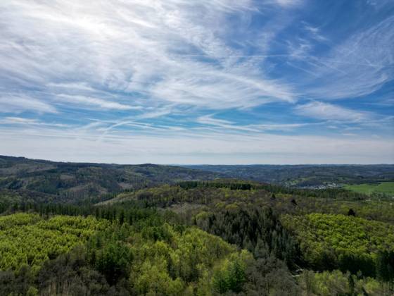 Luftaufnahme. Ein wunderbarer Fruehlingstag (Frühlingstag) im Siegerland. Der Wald zeigt sich bei Siegen-Oberschelden in sattem gruen (grün). Der Blick geht Richtung Freudenberg. Fruehling im Siegerland am 04.05.2023 in Siegen Deutschland.