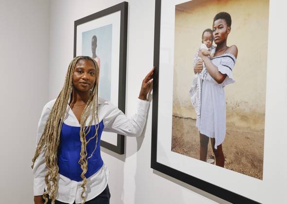 Fuer die beste Nachwuchsarbeit des Felix Schoeller Photo Awards wurde die ghanaisch-deutsche Fotografin Lisa Marie Asubonteng (25) am 04.05.2023 in Osnabrueck ausgezeichnet. Sie hat Frauen und Maedchen in Ghana portraetiert, die sexuelle Gewalt erfahren haben. Die mit jeweils 5.000 Euro dotierten Preise des 6. Felix Schoeller Photo Awards wurde in den vier Kategorien Fotojournalismus, Nachhaltigkeit, Portraet und Beste Nachwuchsarbeit vergeben. (Siehe epd-Meldung vom 04.05.2023) EDITORIAL USE ONLY