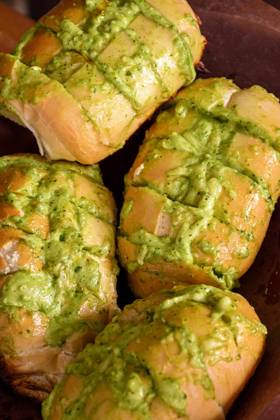 IMAGO Creative, Food, Brot, Knoblauchbrot Knoblauchbrot Vorspeise mit geschmolzenem Käse und feinen aromatischen Kräutern, auf dem Grill geröstet, Brasilien, Südamerika Copyright: imageBROKER FredxPinheiro ibxcpi09161282.jpg