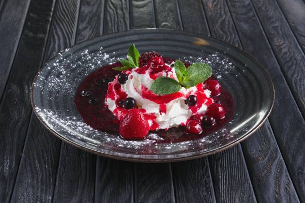 IMAGO Creative, Jahreszeit Sommer, Kirschen Mascarpone mit Kirsche und Erdbeerkonfitüre Copyright: imageBROKER AlekseixIsachenko ibxaii08713292.jpg