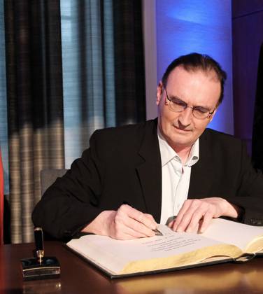 07.05.2023 xkhx Kassel Verleihung Kasseler Literaturpreis für grotesken Humor an Schriftsteller Gerhard Henschel Bild zeigt Preisträger Schriftsteller Gerhard Henschel beim Eintrag ins goldene Buch ster Stadt Kassel