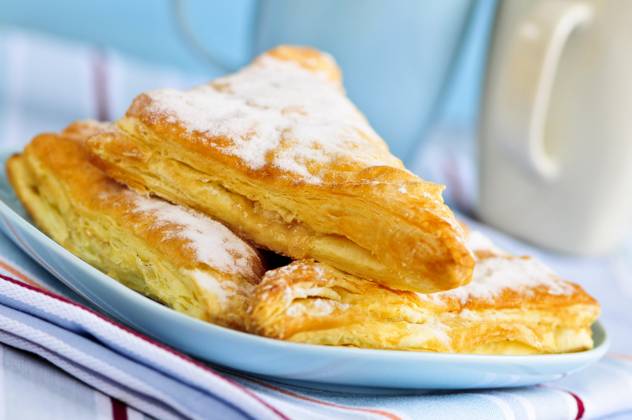IMAGO Creative, Food, Gebäck, Apfeltaschen Apple turnovers pastries with coffee cups in the background Copyright: xElenaxElisseevax xDesignxPicsx , 30874588 Copyright: ElenaxElisseevax xDesignxPics 30874588