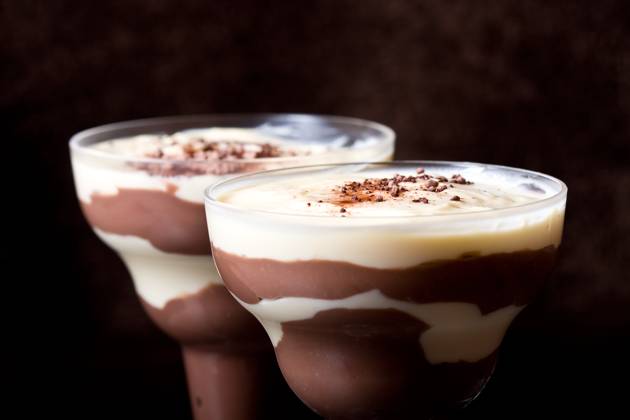 chocolate and vanilla pudding in a parfait glass dusting of chocolate on top Copyright: xRobertxGubbinsx xDesignxPicsx , 30884666 Copyright: LarryxWassox xDesignxPics 30884666