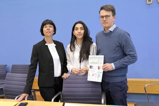 Doris Liebscher, Sultana Sediqi und Robert Kusche bei der Bundespressekonferenz zur Jahresstatistik 2022 zu rechter und rassistischer Gewalt sowie zu der aktuellen Welle rassistischer Mobilisierungen in Ostdeutschland im Haus der Bundespressekonferenz. Berlin, 09.052023