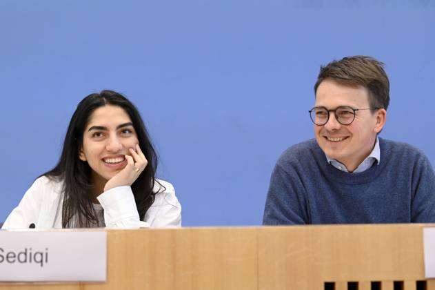 Sultana Sediqi und Robert Kusche bei der Bundespressekonferenz zur Jahresstatistik 2022 zu rechter und rassistischer Gewalt sowie zu der aktuellen Welle rassistischer Mobilisierungen in Ostdeutschland im Haus der Bundespressekonferenz. Berlin, 09.052023