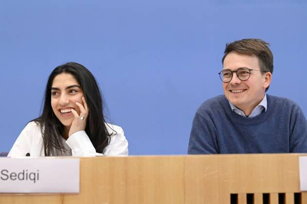 Sultana Sediqi und Robert Kusche bei der Bundespressekonferenz zur Jahresstatistik 2022 zu rechter und rassistischer Gewalt sowie zu der aktuellen Welle rassistischer Mobilisierungen in Ostdeutschland im Haus der Bundespressekonferenz. Berlin, 09.052023