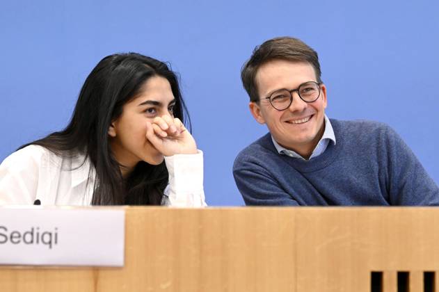 Sultana Sediqi und Robert Kusche bei der Bundespressekonferenz zur Jahresstatistik 2022 zu rechter und rassistischer Gewalt sowie zu der aktuellen Welle rassistischer Mobilisierungen in Ostdeutschland im Haus der Bundespressekonferenz. Berlin, 09.052023