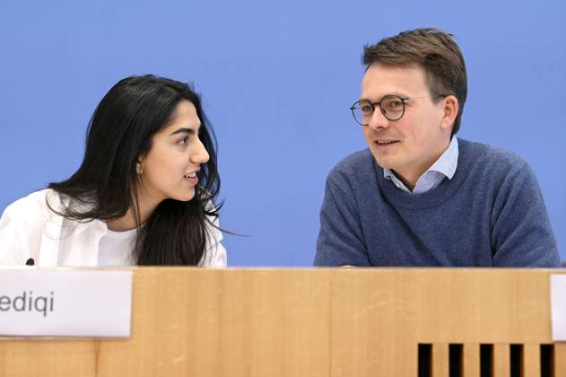 Sultana Sediqi und Robert Kusche bei der Bundespressekonferenz zur Jahresstatistik 2022 zu rechter und rassistischer Gewalt sowie zu der aktuellen Welle rassistischer Mobilisierungen in Ostdeutschland im Haus der Bundespressekonferenz. Berlin, 09.052023