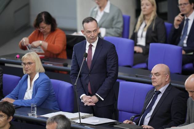 Deutscher Bundestag, 102. Plenarsitzung Verkehrsminister Volker Wissing (FDP) im Portrait steht er den Abgeordneten Rede und Antwort bei der Befragung der Bundesregierung im Rahmen der 102. Sitzung des Deutschen Bundestag, 10.05.2023, Berlin Berlin Berlin Deutschland