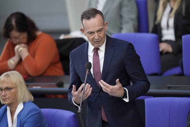 Deutscher Bundestag, 102. Plenarsitzung Verkehrsminister Volker Wissing (FDP) unterstreicht seine Ausagen mit Handgeste bei der Befragung der Bundesregierung im Rahmen der 102. Sitzung des Deutschen Bundestag, 10.05.2023, Berlin Berlin Berlin Deutschland