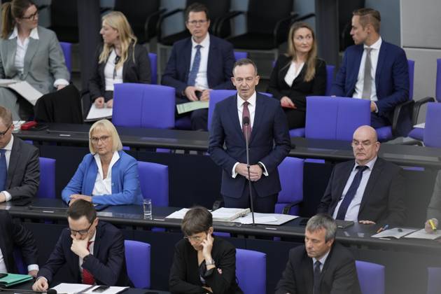 Deutscher Bundestag, 102. Plenarsitzung Verkehrsminister Volker Wissing (FDP) im Portrait steht er den Abgeordneten Rede und Antwort bei der Befragung der Bundesregierung im Rahmen der 102. Sitzung des Deutschen Bundestag, 10.05.2023, Berlin Berlin Berlin Deutschland