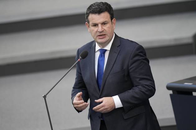 Deutscher Bundestag, 102. Plenarsitzung Arbeitsminister Hubertus Heil (SPD) im Portrait mit Handgeste steht er den Abgeordneten Rede und Antwort bei der Befragung der Bundesregierung im Rahmen der 102. Sitzung des Deutschen Bundestag, 10.05.2023, Berlin Berlin Berlin Deutschland