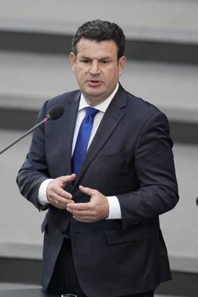 Deutscher Bundestag, 102. Plenarsitzung Arbeitsminister Hubertus Heil (SPD) im Portrait mit Handgeste steht er den Abgeordneten Rede und Antwort bei der Befragung der Bundesregierung im Rahmen der 102. Sitzung des Deutschen Bundestag, 10.05.2023, Berlin Berlin Berlin Deutschland