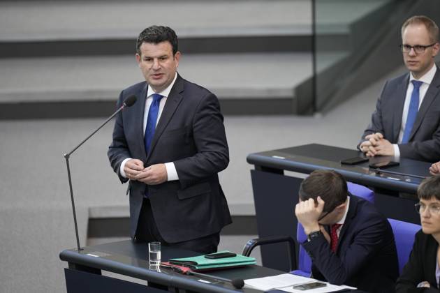 Deutscher Bundestag, 102. Plenarsitzung Arbeitsminister Hubertus Heil (SPD) im Portrait mit Handgeste steht er den Abgeordneten Rede und Antwort bei der Befragung der Bundesregierung im Rahmen der 102. Sitzung des Deutschen Bundestag, 10.05.2023, Berlin Berlin Berlin Deutschland