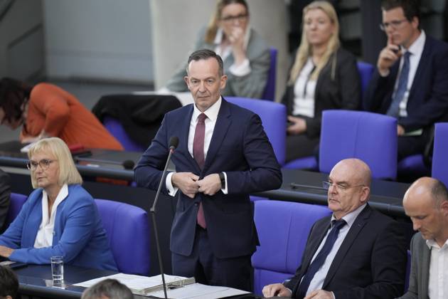 Deutscher Bundestag, 102. Plenarsitzung Verkehrsminister Volker Wissing (FDP) unterstreicht seine Ausagen mit Handgeste und geballter Faust bei der Befragung der Bundesregierung im Rahmen der 102. Sitzung des Deutschen Bundestag, 10.05.2023, Berlin Berlin Berlin Deutschland