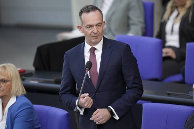 Deutscher Bundestag, 102. Plenarsitzung Verkehrsminister Volker Wissing (FDP) im Portrait steht er den Abgeordneten Rede und Antwort bei der Befragung der Bundesregierung im Rahmen der 102. Sitzung des Deutschen Bundestag, 10.05.2023, Berlin Berlin Berlin Deutschland