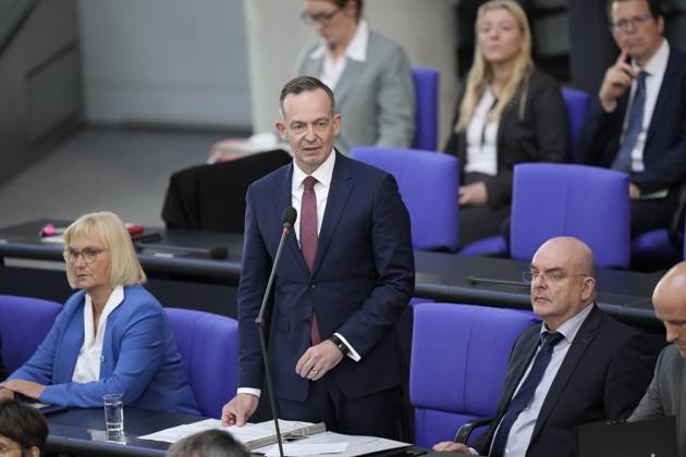 Deutscher Bundestag, 102. Plenarsitzung Verkehrsminister Volker Wissing (FDP) im Portrait steht er den Abgeordneten Rede und Antwort bei der Befragung der Bundesregierung im Rahmen der 102. Sitzung des Deutschen Bundestag, 10.05.2023, Berlin Berlin Berlin Deutschland