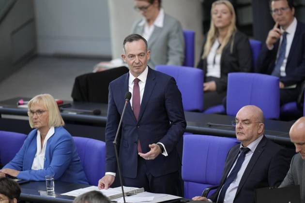 Deutscher Bundestag, 102. Plenarsitzung Verkehrsminister Volker Wissing (FDP) unterstreicht seine Ausagen mit Handgeste bei der Befragung der Bundesregierung im Rahmen der 102. Sitzung des Deutschen Bundestag, 10.05.2023, Berlin Berlin Berlin Deutschland