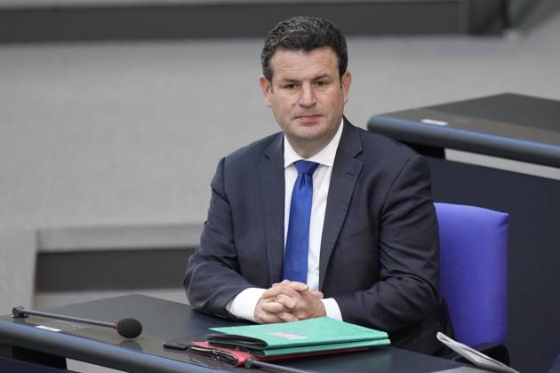 Deutscher Bundestag, 102. Plenarsitzung Arbeitsminister Hubertus Heil (SPD) im Portrait steht er den Abgeordneten Rede und Antwort bei der Befragung der Bundesregierung im Rahmen der 102. Sitzung des Deutschen Bundestag, 10.05.2023, Berlin Berlin Berlin Deutschland