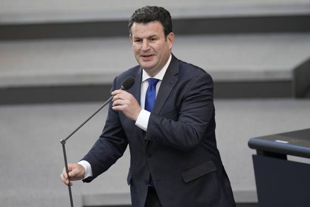 Deutscher Bundestag, 102. Plenarsitzung Arbeitsminister Hubertus Heil (SPD) im Portrait steht er den Abgeordneten Rede und Antwort bei der Befragung der Bundesregierung im Rahmen der 102. Sitzung des Deutschen Bundestag, 10.05.2023, Berlin Berlin Berlin Deutschland