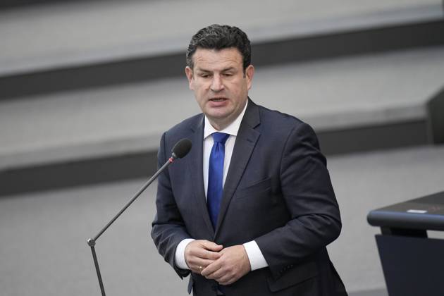 Deutscher Bundestag, 102. Plenarsitzung Arbeitsminister Hubertus Heil (SPD) im Portrait steht er den Abgeordneten Rede und Antwort bei der Befragung der Bundesregierung im Rahmen der 102. Sitzung des Deutschen Bundestag, 10.05.2023, Berlin Berlin Berlin Deutschland