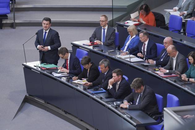Deutscher Bundestag, 102. Plenarsitzung Arbeitsminister Hubertus Heil (SPD) im Portrait bei der Befragung der Bundesregierung im Rahmen der 102. Sitzung des Deutschen Bundestag, 10.05.2023, Berlin Berlin Berlin Deutschland