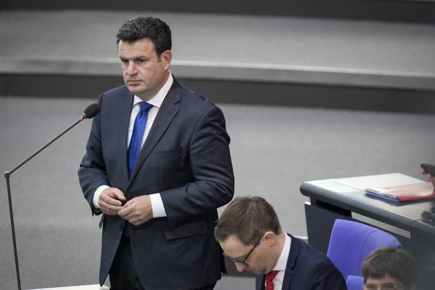 Deutscher Bundestag, 102. Plenarsitzung Arbeitsminister Hubertus Heil (SPD) im Portrait bei der Befragung der Bundesregierung im Rahmen der 102. Sitzung des Deutschen Bundestag, 10.05.2023, Berlin Berlin Berlin Deutschland