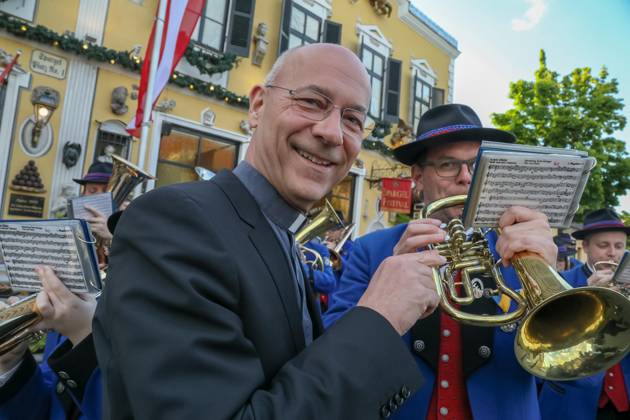 RECORD DATE NOT STATED 09.05.2023, Marchfelderhof Deutsch-Wagram, Verleihung des GOLDENEN SPARGELS, an den 4-Hauben-Koch HUBERT WALLNER im Bild: Dompfarrer Toni Faber, -mit Musikkapelle, Verleihung des GOLDENEN SPARGELS