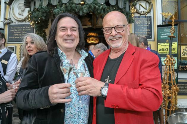 RECORD DATE NOT STATED 09.05.2023, Marchfelderhof Deutsch-Wagram, Verleihung des GOLDENEN SPARGELS, an den 4-Hauben-Koch HUBERT WALLNER im Bild: Andrew Young, Gary Lux, Verleihung des GOLDENEN SPARGELS
